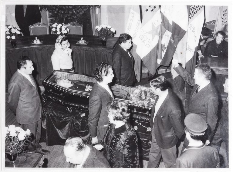 Gattatico-Reggio Emilia, 27-30 marzo 1970, Funerali di Alcide Cervi, camera ardente di Alcide nella Sala del Tricolore di Reggio Emilia, picchetto d'onore